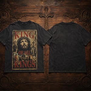 Camiseta Gráfica Gris Oscuro con Estampado Rey de Todos los Reyes, Collage Religioso de Jesús, Tipo de Letra Roja, Estilo Vintage Urbano, Metour, Venta al por Mayor, Personalizada - Product Image 3