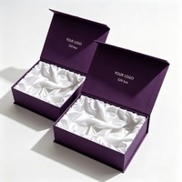Boîte cadeau magnétique personnalisée en violet lavande avec logo en feuille d'argent, boîte rigide pliable avec doublure en satin blanc