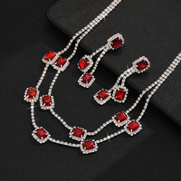 Parure de mariage de luxe deux pièces très tendance : boucles d'oreilles multicolores à pompons carrés et collier double couche en plaqué argent avec coquillages