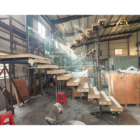 Escalier en tube carré de style industriel, structure en acier au carbone, marches en bois massif, escalier personnalisé pour loft et intérieur de maison