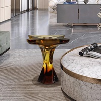 Table d'appoint moderne minimaliste de luxe en résine, translucide, à piétement torsadé dégradé, pour intérieurs haut de gamme