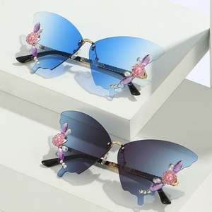 Lunettes de soleil de luxe personnalisées avec logo, strass brillants, sans monture, œil de chat, papillon, en cristal pour femme - Product Image 3