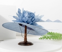W685 Nouvelle mode d'été Chapeau de soleil en chanvre à large bord pour femme, style britannique élégant rétro, orné de plumes et de fleurs