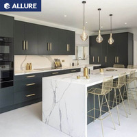 Meubles de cuisine Allure Smart Ready en MDF blanc avec dessus en marbre pour appartement – Designs d'armoires