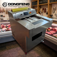 Industriële automatische voedseltray PVC-stretchfolie verpakkingsmachine voor het verpakken van vers fruit, groenten en vlees in trays met clingfolie.