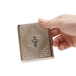 Caja de cigarrillos de <span class=keywords><strong>metal</strong></span> grabada <span class=keywords><strong>Vintage</strong></span> hecha a mano Erliao, caja de almacenamiento de tabaco portátil con diseño cruzado decorativo - Product Image 3