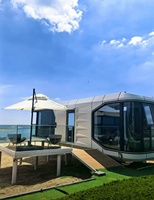 Maison-capsule avec toit vitré surdimensionné offrant une vue panoramique, revêtement en peinture fluorocarbonée, revêtement de sol composite haut de gamme