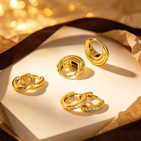 Ensemble de 3 boucles d'oreilles créoles en C plaqué or 18 carats pour plusieurs piercings, avec zircone cubique en forme de goutte épaisse pavée, empilables, en cuivre inaltérable, par Fashion Designer