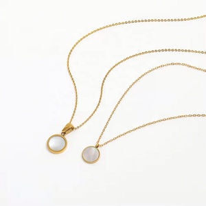 Collier en acier inoxydable plaqué or 18 carats avec pendentif rond élégant en forme de coquillage, bijoux fantaisie personnalisés, vente en gros - Product Image 2
