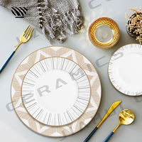 Ensemble de vaisselle en porcelaine sophistiquée à motifs linéaires géométriques dans des tons neutres pour un décor de table de mariage élégant