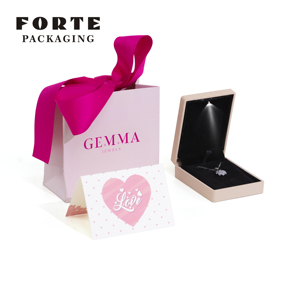 Caja de Joyería FORTE de Cuero PU con Logotipo Personalizado Dorado, Empaque para Joyas, Collares y Colgantes - Product Image 2
