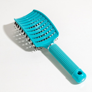 Cepillo de pelo con diseño ventilado para dar volumen y masajear el cabello largo y rizado, forma rectangular, cerdas de nailon. - Product Image 4