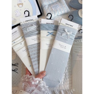 Calcetines transpirables hasta media pantorrilla SKSTMG con adorno de lazo para yoga, para mujer, con estampado de corazones en azul y gris - Product Image 1