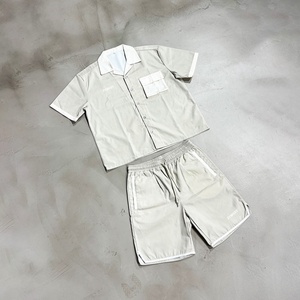 Ensemble de survêtement coupe-vent OEM personnalisé pour homme : chemise légère décontractée en polyester à boutons et short en nylon pour l'été - Product Image 1