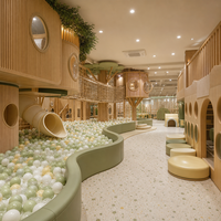 Aire de jeux intérieure avec toboggan, cabane dans les arbres, tunnel, pont et configuration modulaire pour les centres de divertissement familial