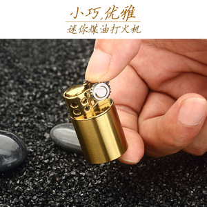 ไฟแช็ค JOFI Fire Level 900 Mini Grinder แบบเติมแก๊สโพรเพน รุ่นคลาสสิค สีทองดำ กันลม พกพาสะดวก เหมาะสำหรับเดินทาง ของขวัญ ขนาดกะทัดรัด ทำจากโลหะ - Product Image 5