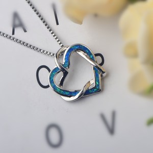 Ciondolo a Doppio Cuore Intrecciato Eterno in Rame Placcato Argento con Opale - Design con Doppio Cuore Incastonato con Opale Blu Fuoco |   Amore romantico - Product Image 6
