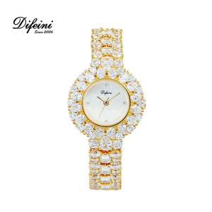 Reloj dorado de primera calidad para mujer, elegante esfera nacarada para fregona, pulsera de moda de gama alta, cristal cúbico, bisel de diamantes, caja de latón - Product Image 1