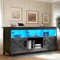 Mueble para TV Negro para Sala de Estar, Centro de Entretenimiento con Gabinetes de Almacenamiento, Tomacorriente y Luz LED, Consola para TV con Puertas Corredizas