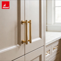 Armoires de cuisine Shaker peintes en blanc, style fermier traditionnel intemporel, personnalisées Alland pour les projets de rénovation de villas.