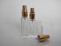 Emballage cosmétique 5ml 10ml 20ml 30ml 50ml 100ml Flacon de parfum vide en verre carré clair avec bouchon de pompe de pulvérisation en or