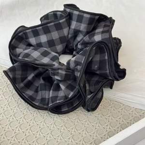 Coleteros de Tela de Cuatro Capas de Lujo para Mujeres y Niñas, Coleteros con Patrón a Cuadros en Oferta, Lazos para el Cabello con Agarre Seguro - Product Image 6