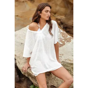 Popolare t-shirt con scollo a V con spacco lungo traspirante bianco puro abbinato a un abito da spiaggia