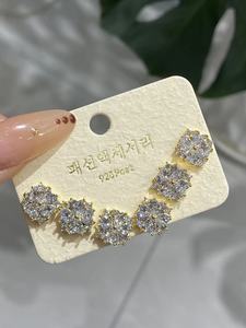 Orecchini a Perno con Fiore in Argento 925 Placcato Oro, Cristalli e Strass, Classici da Donna per Uso Quotidiano - Product Image 3