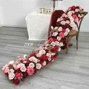 Composition florale rose vif pour centre de table de mariage, rangée de roses, décoration de table avec fleurs rouges, chemin de table - Product Image 2