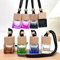 Diffuseur de parfum pour voiture en verre suspendu miniature de 8 ml en gros, flacon de parfum pour voiture, flacon carré suspendu vide avec couvercle en bois