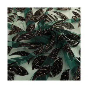 La dernière conception de cerclées d'or noir feuille patch imprimé vert tulle tissu 100% polyester banquet mariage robe tissu