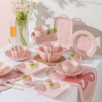 Nouvel ensemble de vaisselle en céramique à motif de fraises, adapté au micro-ondes, mignon, pour une utilisation en vacances, série rose, vaisselle en porcelaine mignonne