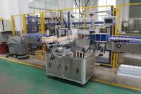 Machine d'étiquetage automatique complète pour bouteilles rondes et plates en PET et en verre