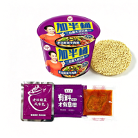 Grand seau de nouilles au bœuf et chou mariné, ramen instantané authentique, faible en gras, aigre et épicé, avec légumes fermentés traditionnels en sachet