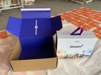 Boîte d'expédition en carton rigide avec logo personnalisé, revêtement UV, lamination mate, bande à glissière en relief, fermeture autocollante, boîte postale recyclée