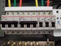 Gabinete Eléctrico para Estación de Bombeo con PLC y VFD, Control Automático y Manual, y Protección Contra Sobrecargas