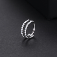 Boucle d'oreille anneau de septum nasal à segment articulé en titane de qualité d'implant personnalisé avec zircons pavés orientés vers l'extérieur