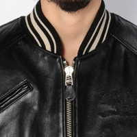 Veste bomber universitaire en cuir noir personnalisée avec logo brodé de haute qualité, fabriquée par un fabricant OEM