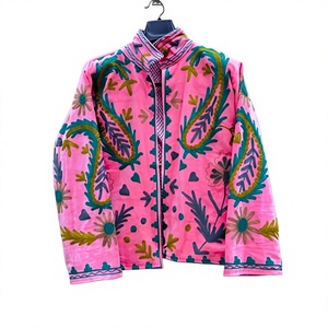 Chaqueta de terciopelo bordada a mano, abrigo bohemio floral de Cachemira, capa artesanal de invierno, bordado floral tradicional inspirado en Suzani. - Product Image 1