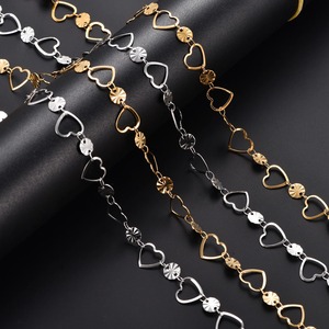 Collier ras du cou minimaliste en acier inoxydable doré avec pendentif cœur en relief pour femmes et hommes - Product Image 1