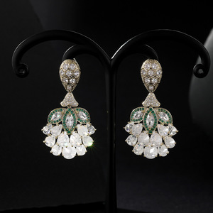 Boucles d'oreilles tendance <span class=keywords><strong>de</strong></span> luxe en zircon cubique coloré, motif feuille verte, ananas exagéré, pour femme - Product Image 3