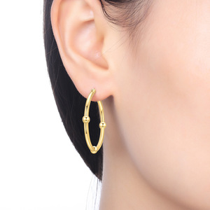 Boucles d'oreilles créoles géométriques simples en or, un choix idéal pour un cadeau d'anniversaire ou de fête. - Product Image 5