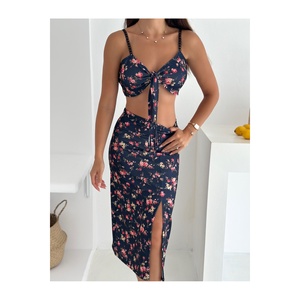 Ensemble haut court à bretelles en lycra fleuri et jupe midi fendue pour femme - Product Image 4