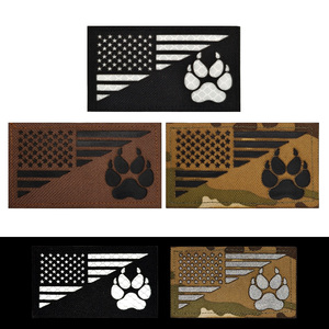 Badge pour chien en résine écologique, motif drapeau américain, avec paillettes réfléchissantes infrarouges, motif griffe en tissu, multicolore, support auto-agrippant en option - Product Image 2
