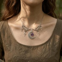 Collier ras du cou gothique en forme de branche de lune pour femme, collier mystique en cristal violet, bijoux de sorcière païenne, pendentif lune, bijoux bohèmes