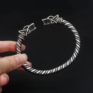 Bracelet en acier inoxydable à double tête de dragon Yunnique pour homme, style viking, manchette ouverte, bijou cadeau, motif animalier en argent tibétain - Product Image 4