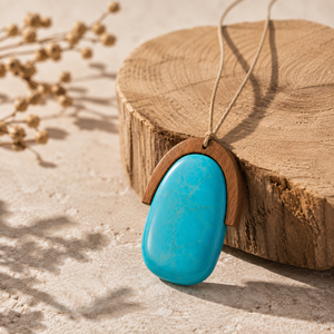 Collar con Colgante de Turquesa Natural en Marco de Madera Geométrico, Estilo Bohemio, Cadena de Cuerda, Joyería para Mujer, Rikka Jewellery - Product Image 1