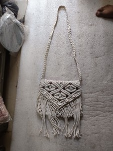 Bolso de Hombro Bohemio de Macramé Tejido a Mano con Borlas, Bandolera Ligera con Cierre de Cremallera y Flecos para Playa y Uso Diario - Product Image 1