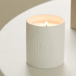 Pots à bougies en céramique en forme de pilier blanc de luxe de marque de distributeur personnalisé avec emballage en boîte Bougies parfumées à la cire de soja en relief - Product Image 6