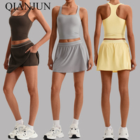 Ensemble de yoga athlétique 2 pièces pour femme : débardeur dos nageur à col carré et jupe-short de tennis avec short intégré – Idéal pour la gym et l'entraînement